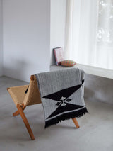 ハンドメイドブランケット WEARABLE BLANKET AKU ブラック・ホワイト