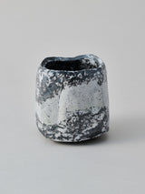 林友加 志野湯呑 B (黒グレー・横)