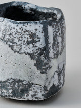 林友加 志野湯呑 B (黒グレー・横)