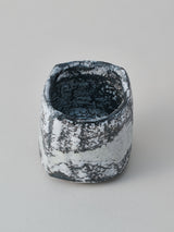 林友加 志野湯呑 B (黒グレー・横)