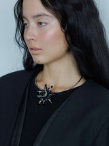 Bijou Flower Pendant Black フラワーモチーフのビジューペンダントトップ