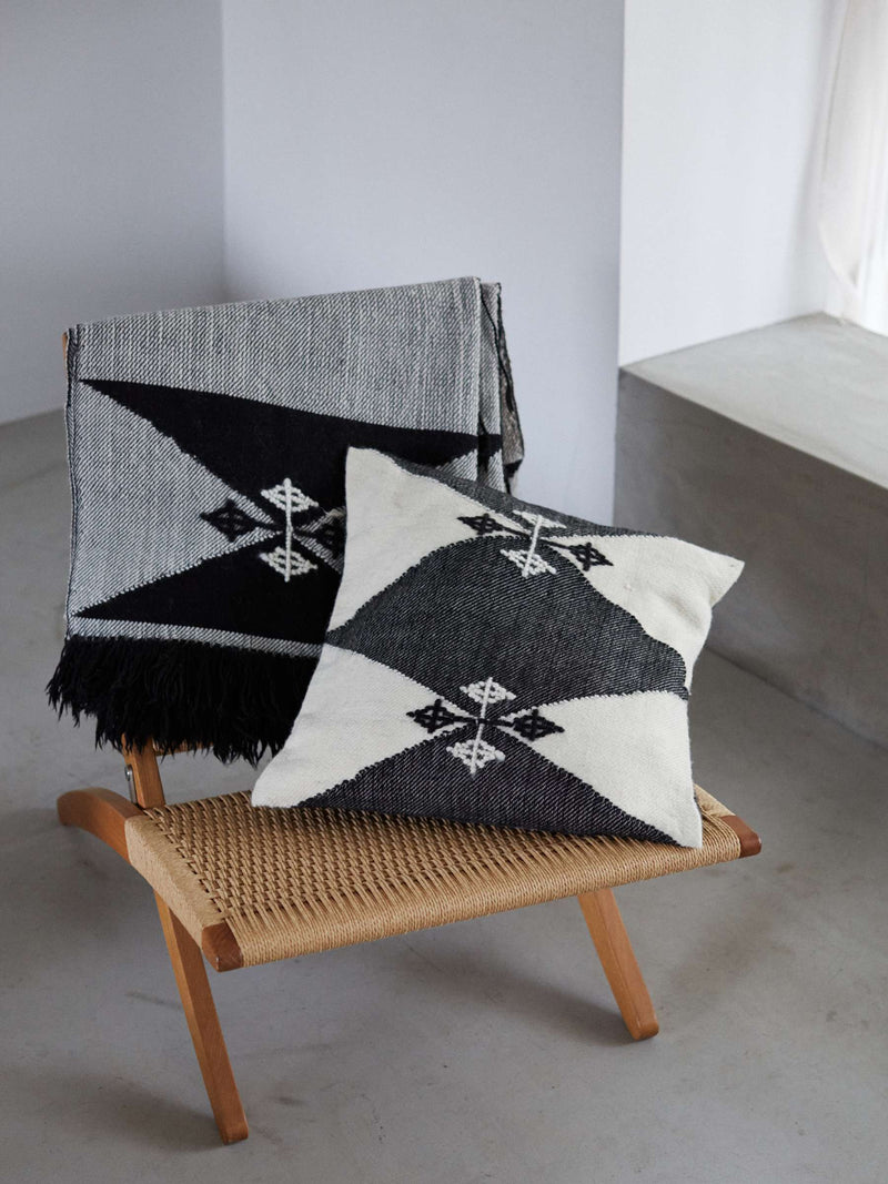 ハンドメイドブランケット WEARABLE BLANKET AKU  ブラック・ホワイト