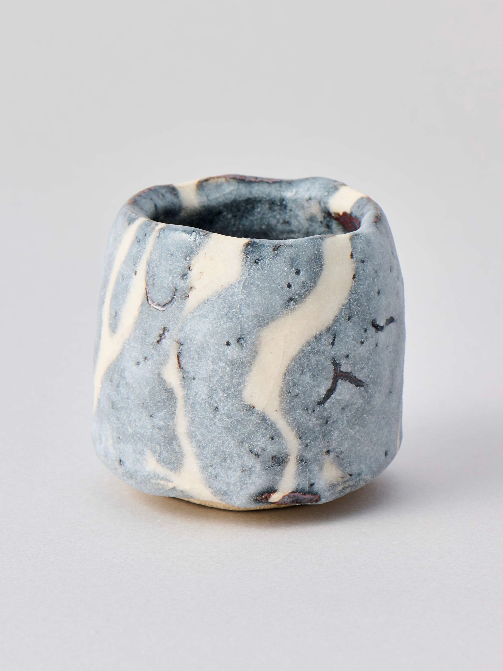 志野　ぐい呑み　林友加　モダンな作品 林友加 志野ぐい呑み a（白/グレー 縦縞）箱付き – Numero CLOSET