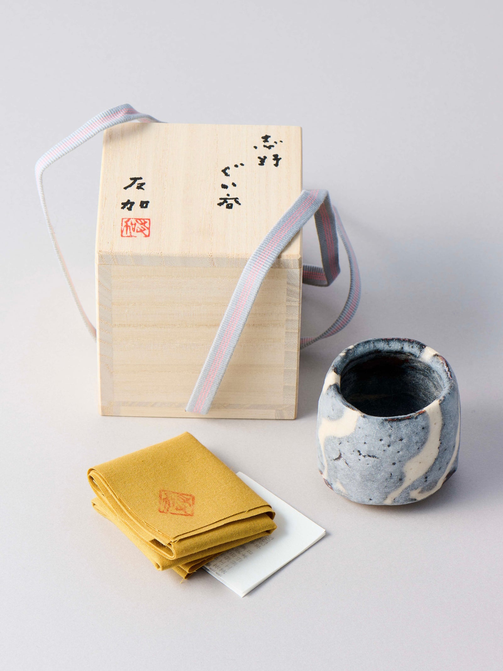 林友加 志野ぐい呑み a（白/グレー 縦縞）箱付き – Numero CLOSET