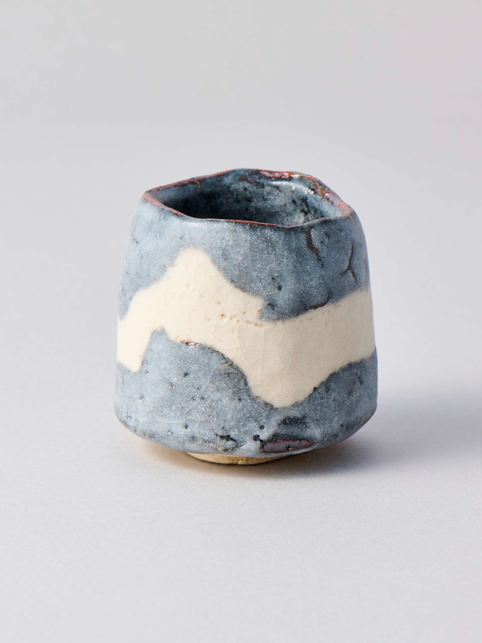 志野　ぐい呑み　林友加　モダンな作品 林友加 志野ぐい呑み_b（白/グレー 横縞）箱付き – Numero CLOSET