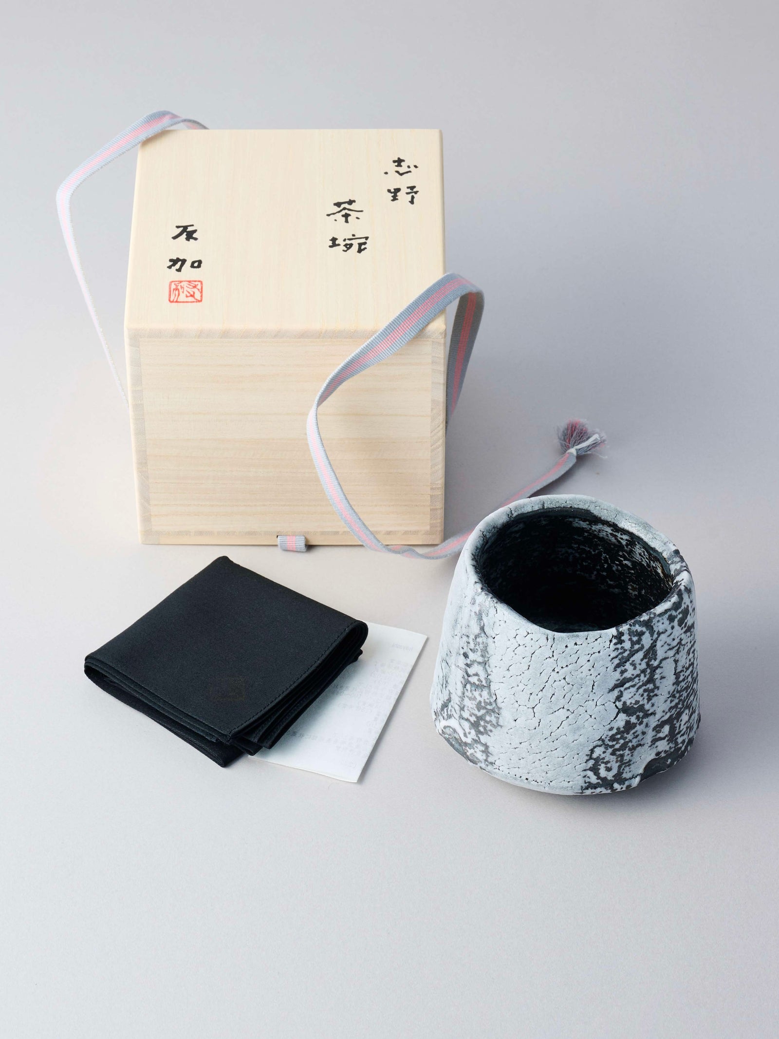 林友加 志野茶碗 b （黒グレー）箱付き – Numero CLOSET