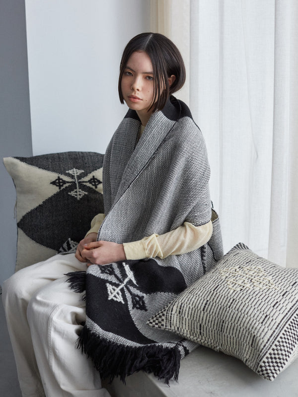 ハンドメイドブランケット WEARABLE BLANKET AKU  ブラック・ホワイト