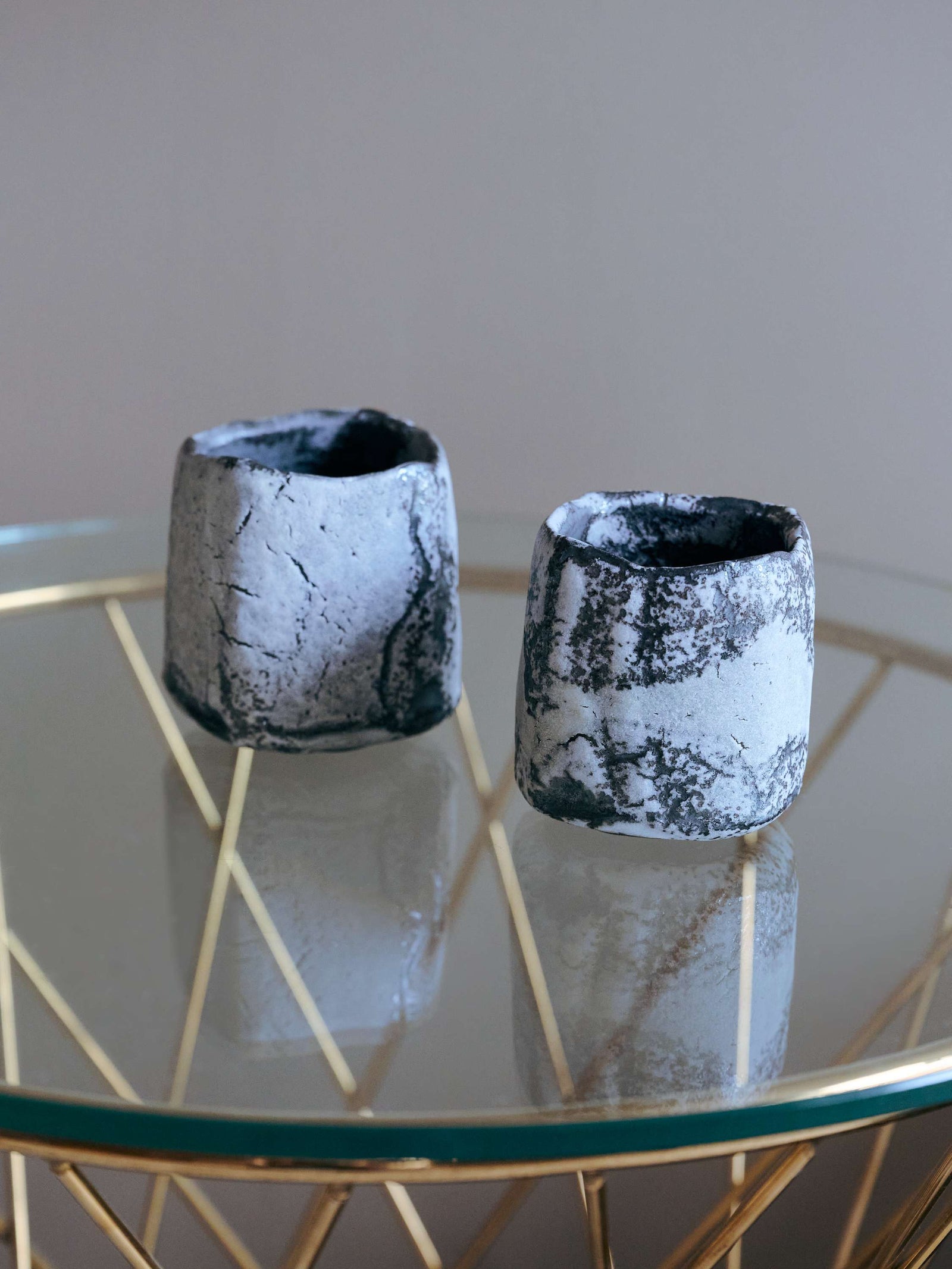 林友加 志野湯呑 B (黒グレー・横) – Numero CLOSET