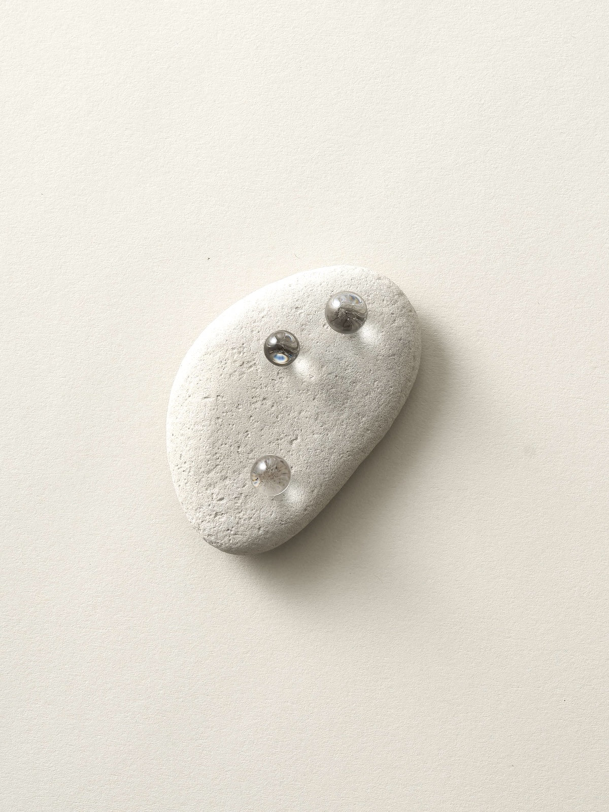 深川瑞恵 石とガラスのオブジェ ＜stone to burgeon（芽ぶく石）＞ 1