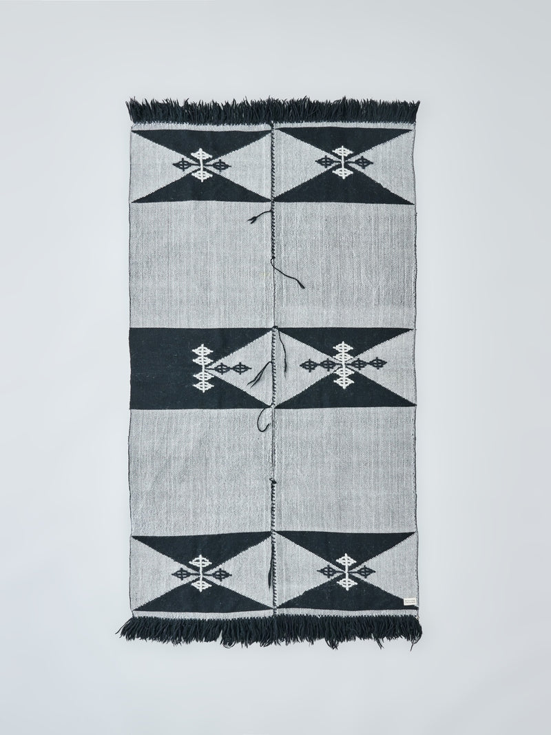 ハンドメイドブランケット WEARABLE BLANKET AKU  ブラック・ホワイト