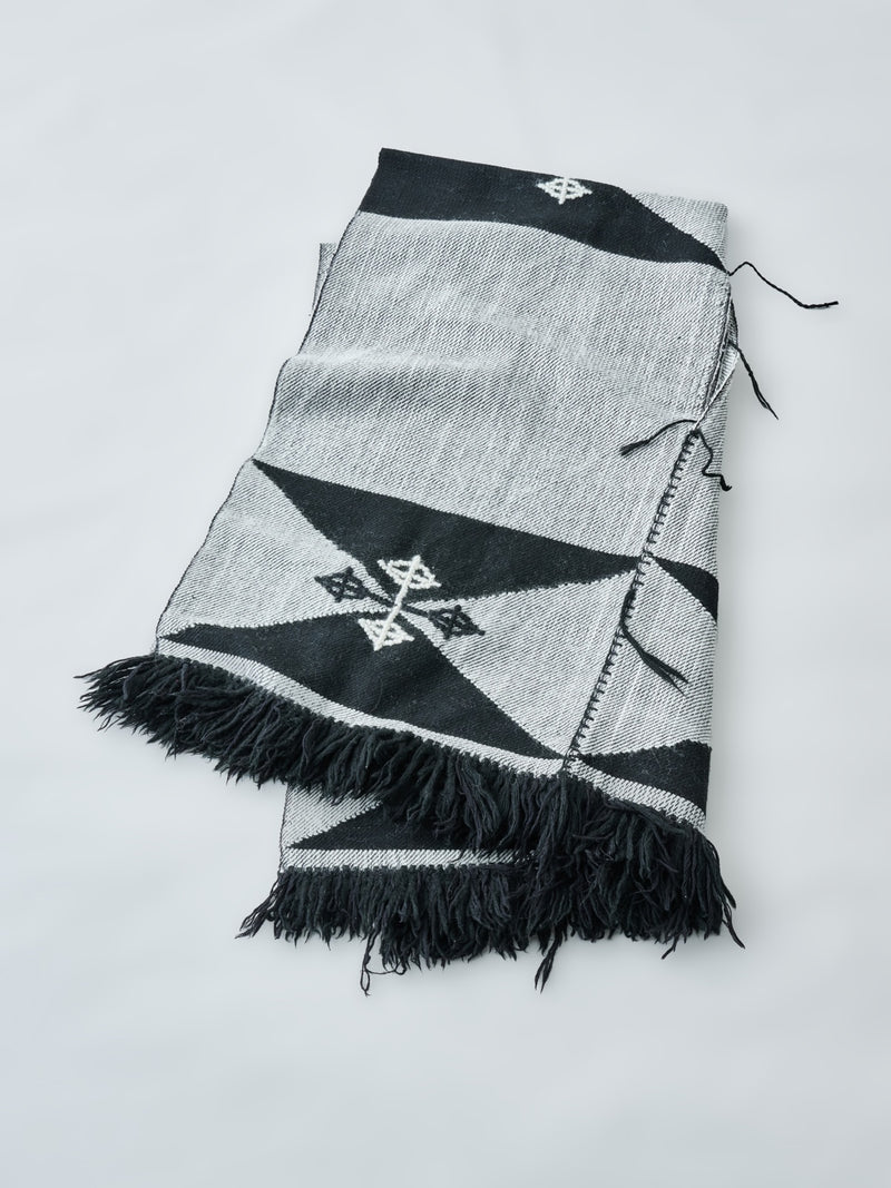 ハンドメイドブランケット WEARABLE BLANKET AKU  ブラック・ホワイト