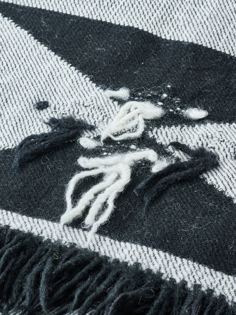 ハンドメイドブランケット WEARABLE BLANKET AKU  ブラック・ホワイト