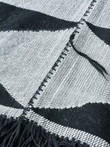 ハンドメイドブランケット WEARABLE BLANKET AKU  ブラック・ホワイト
