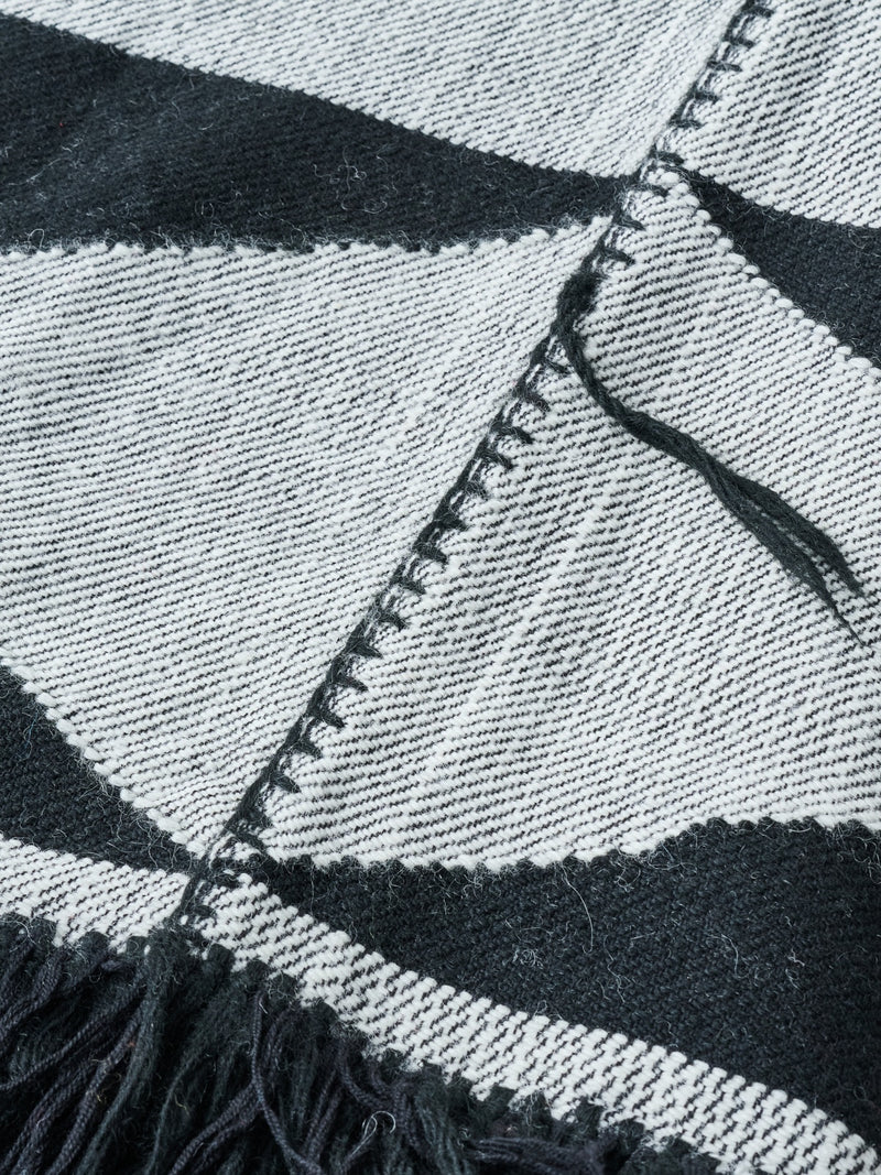 ハンドメイドブランケット WEARABLE BLANKET AKU  ブラック・ホワイト