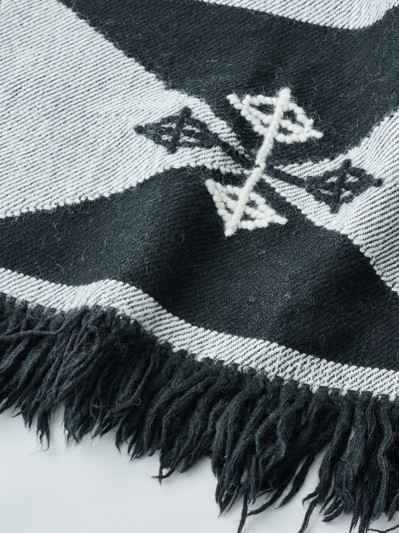 ハンドメイドブランケット WEARABLE BLANKET AKU  ブラック・ホワイト