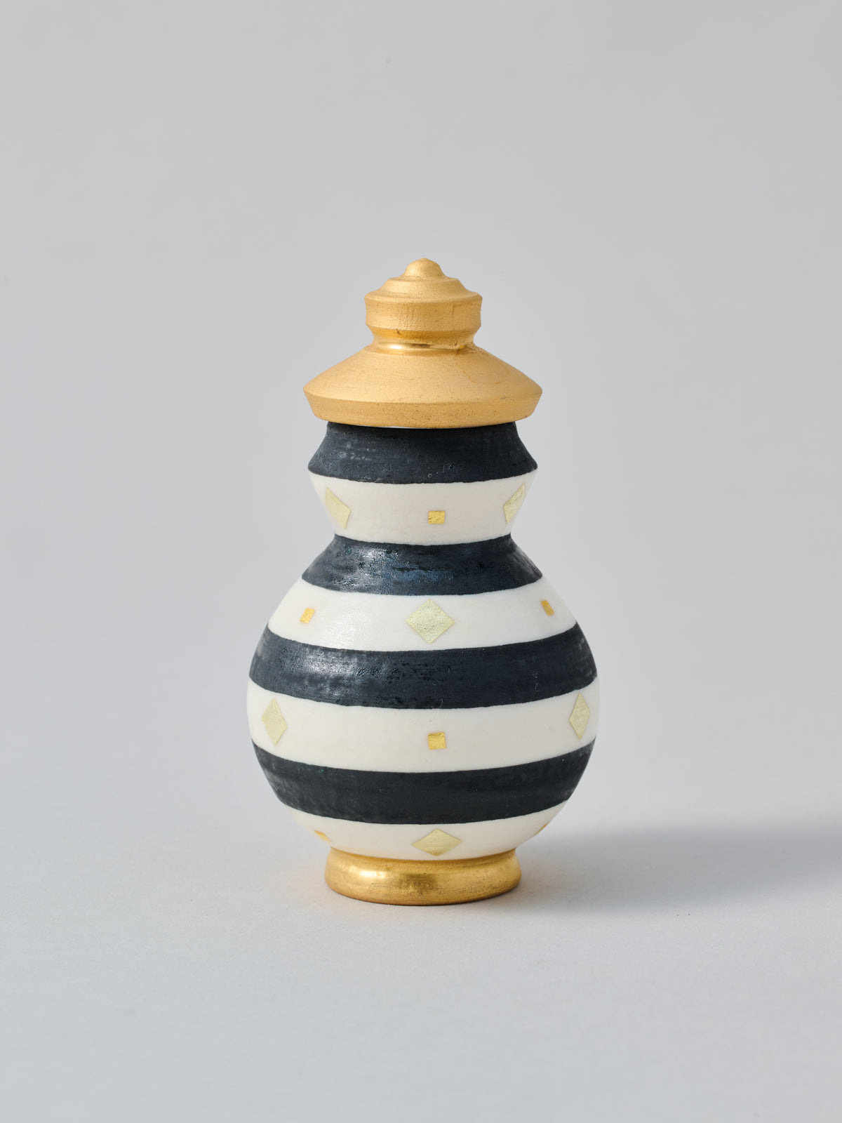 【値下げ】高橋朋子　薄器　蓋もの　茶道具　作家直筆共箱＆包布付き　未使用美品 高橋朋子《金銀彩薄茶器 游ぐ月》（T6） – Numero CLOSET