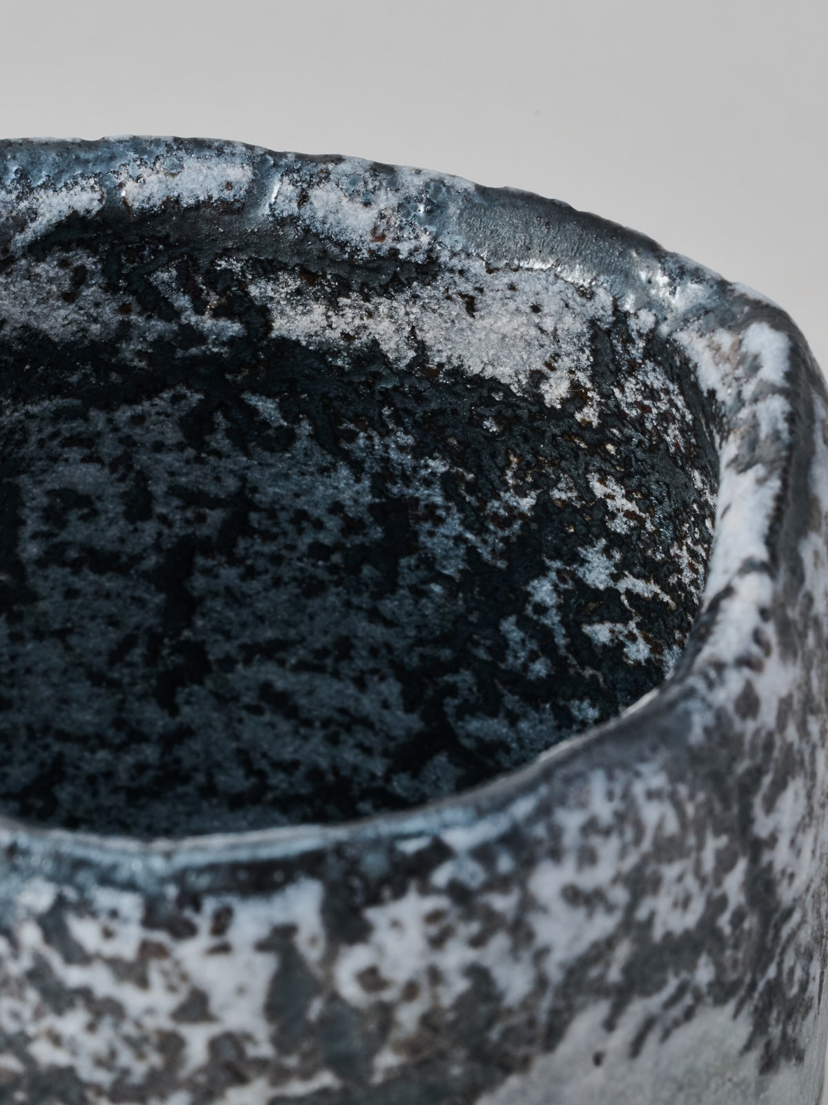 林友加 志野湯呑 B (黒グレー・横) – Numero CLOSET