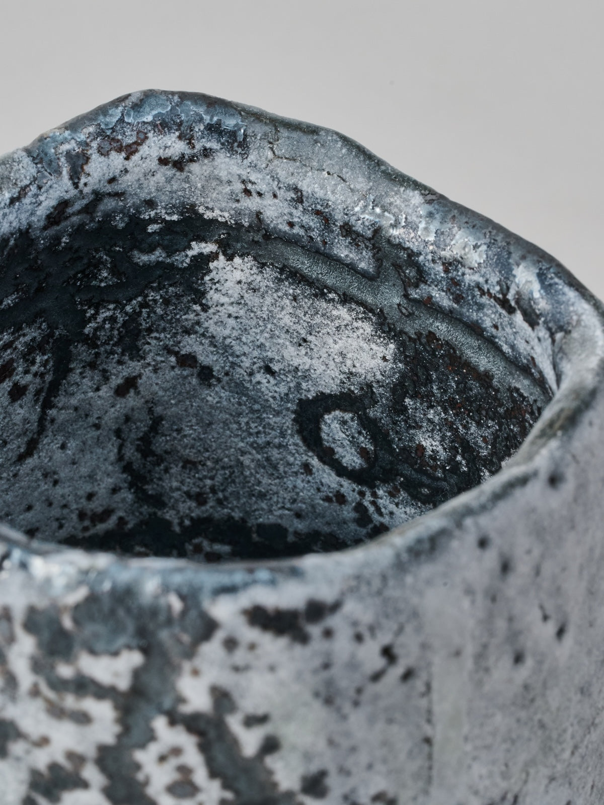 林友加 志野湯呑 A (黒グレー・縦) – Numero CLOSET