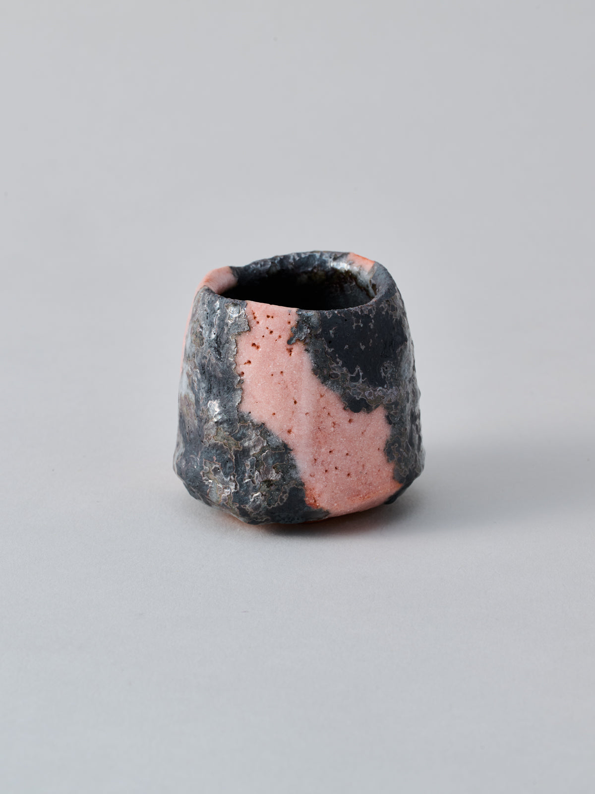 志野　ぐい呑み　林友加　モダンな作品 林友加 志野ぐい呑み B（ピンク濃グレ－・縦）木箱付き – Numero CLOSET