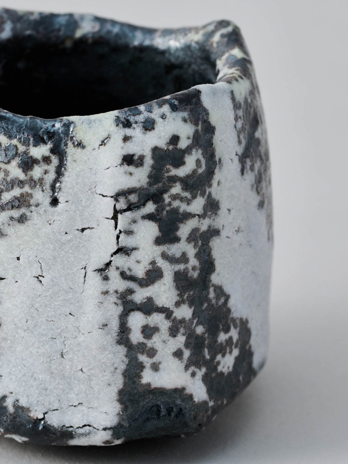 林友加 志野ぐい呑み D（黒グレ－・縦四角）木箱付き – Numero CLOSET