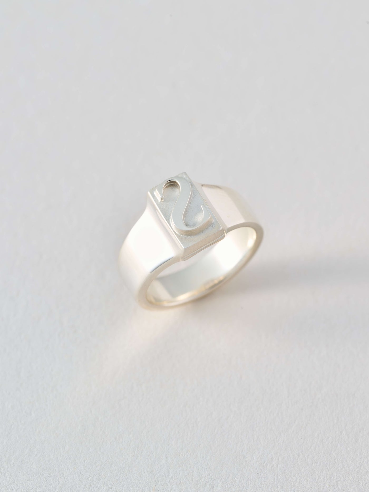 Valentine（ヴァレンタイン）Alphabet Zigger Ring イニシャル