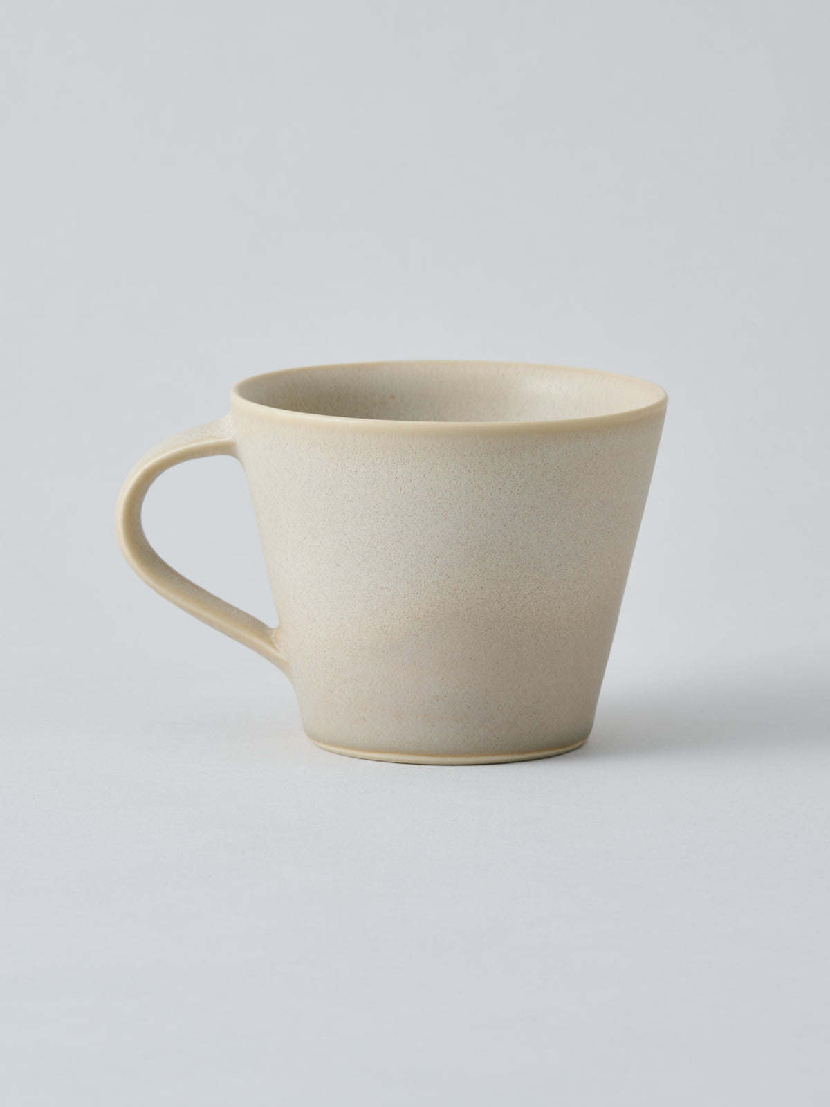 【新品・未使用】安藤 由香　Yuka Ando マグカップ 陶器 サインあり YUKA ANDO 安藤由香 マグカップ（ベージュ）2 – Numero CLOSET